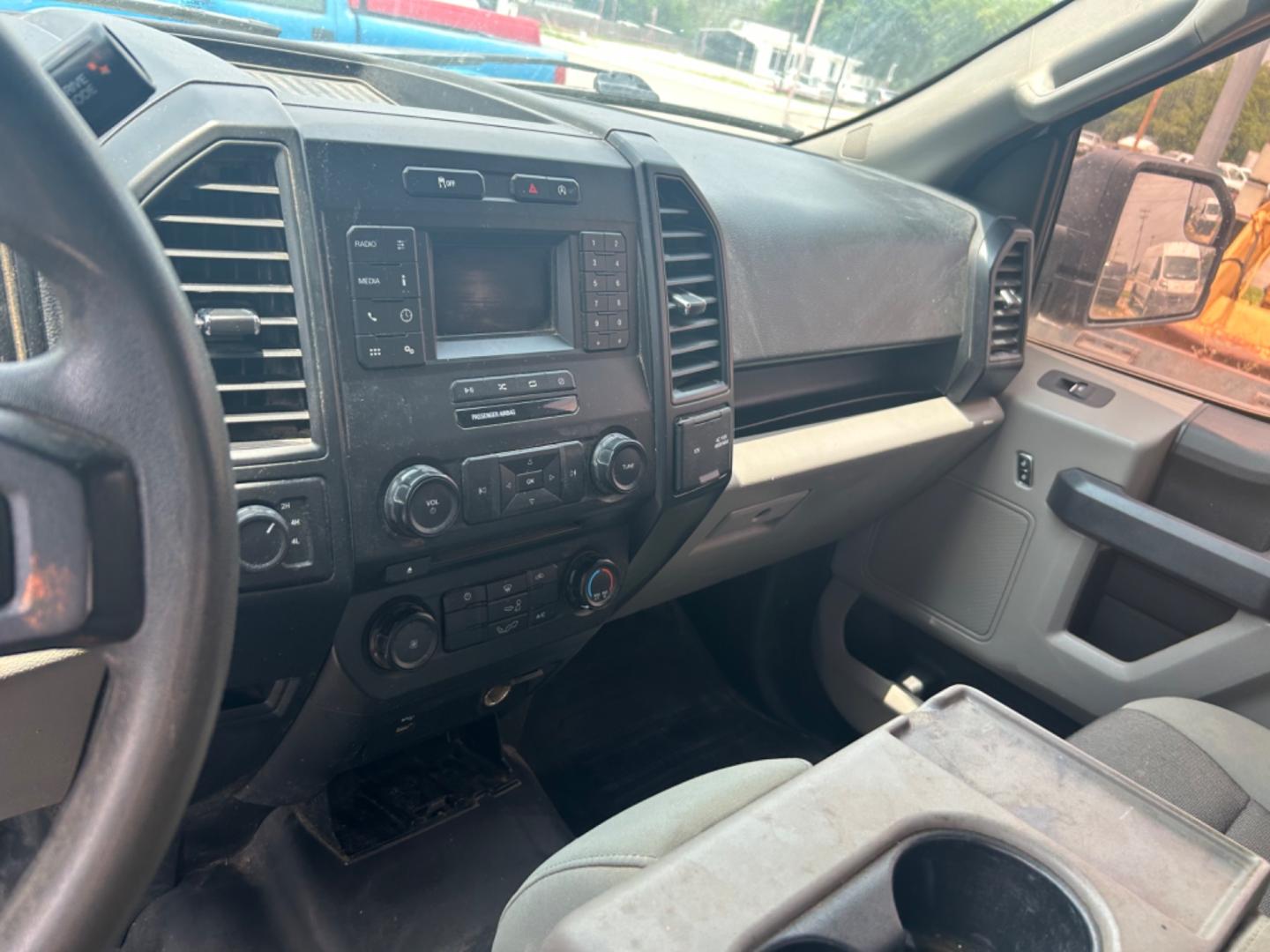 2018 White Ford F-150 XL SuperCab 6.5-ft. 4WD (1FTFX1EG6JK) with an 3.5L V6 DOHC 24V engine, 6A transmission, located at 1687 Business 35 S, New Braunfels, TX, 78130, (830) 625-7159, 29.655487, -98.051491 - Photo#11